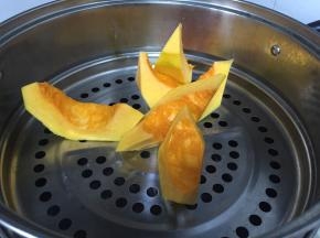 将南瓜切块