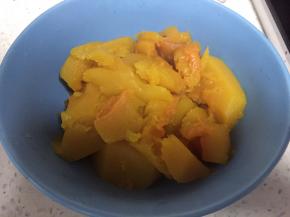 锅中加入水，南瓜块蒸煮5分钟，煮烂成泥