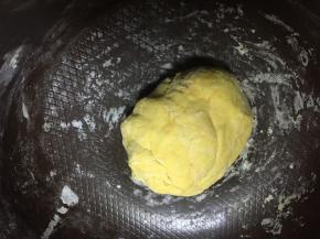 醒面5分钟，在面团上撒上面粉，揉至光滑的面团