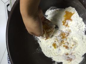 锅内加入面粉，将南瓜泥加入，揉匀