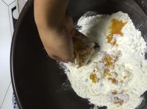 锅内加入面粉，将南瓜泥加入，揉匀