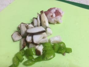 选取配菜，香菇、杭椒、五花肉，洗干净切好