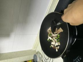 在锅内加入少量油，放入五花肉煸炒，加入香菇、杭椒翻炒