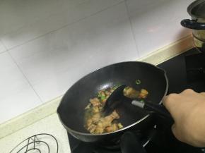 加入鲜酱油，翻炒出锅