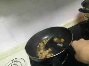 加入鲜酱油，翻炒出锅
