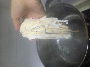 在锅内加入水，煮沸，加入南瓜面，煮5分钟左右