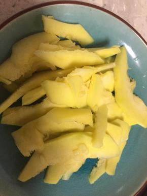 将南瓜洗干净，切成薄片，其余配料洋葱、香菇、火腿分别切丝和切丁备用