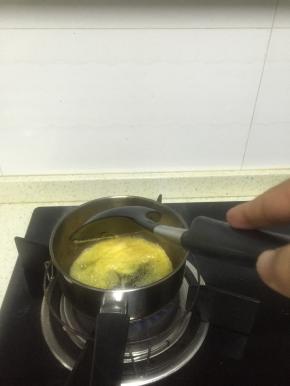 在汤锅里加入一点橄榄油和一块黄油