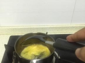 在汤锅里加入一点橄榄油和一块黄油