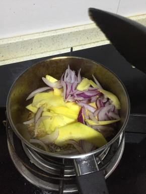 黄油融化后加入洋葱和南瓜，翻炒3分钟，至洋葱变软