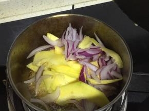 黄油融化后加入洋葱和南瓜，翻炒3分钟，至洋葱变软
