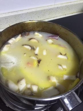 加入香菇和火腿肠，加入食盐翻炒，然后加入足够的水，煮6——8分钟，至南瓜软烂