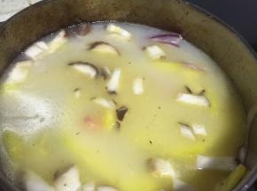 加入香菇和火腿肠，加入食盐翻炒，然后加入足够的水，煮6——8分钟，至南瓜软烂