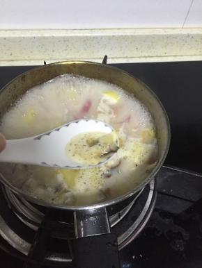 去掉漂浮在上面的白沫，再煮一会，有条件可以将南瓜弄碎。