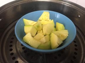 将南瓜洗干净，去皮，去瓤，切成小块，放入笼屉蒸至软烂