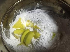 将蒸烂的南瓜块放入糯米粉中