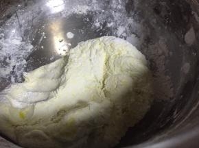 把南瓜和糯米糕揉匀