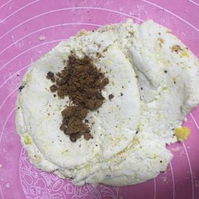 如果你觉得还不够甜可以加入一些红糖，再次揉匀