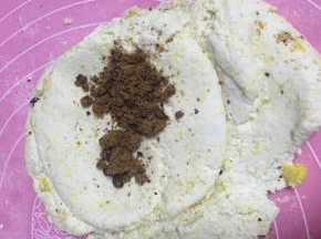 如果你觉得还不够甜可以加入一些红糖，再次揉匀