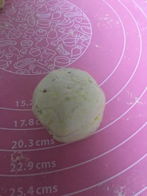 将面团分成小丁，取出一个小丁，揉圆，压扁变成一个小饼