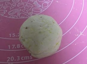 将面团分成小丁，取出一个小丁，揉圆，压扁变成一个小饼