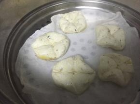 将做好的南瓜糯米糕放入笼屉，蒸5分钟左右