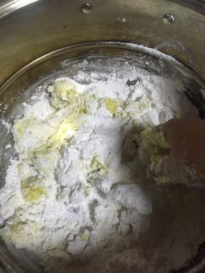 将蒸烂的南瓜块放入糯米粉中