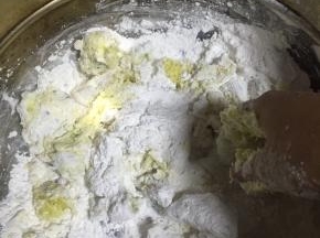将蒸烂的南瓜块放入糯米粉中
