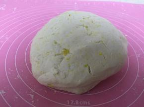 把南瓜和糯米糕揉匀，醒面10分钟