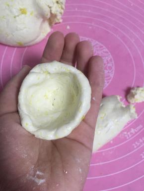 取鸡蛋大的面团，握在手心，用一根手指捏成窝窝偷的形状