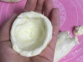 取鸡蛋大的面团，握在手心，用一根手指捏成窝窝偷的形状