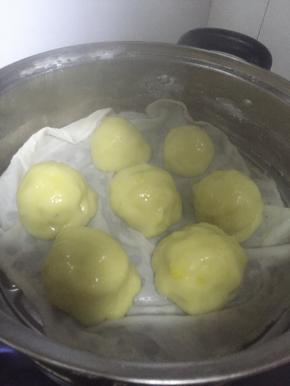 蒸好后出锅，取出来晾一下，不要在锅里捂着，可以手指沾点冷水取出