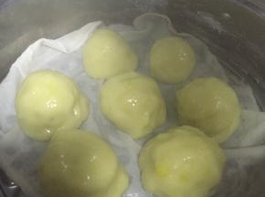 蒸好后出锅，取出来晾一下，不要在锅里捂着，可以手指沾点冷水取出
