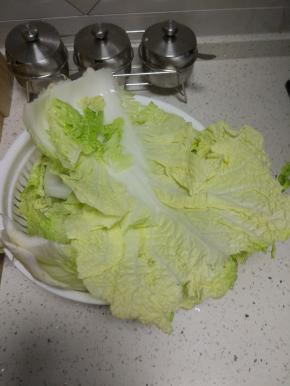 白菜摘洗干净，控干水分。