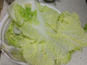 白菜摘洗干净，控干水分。