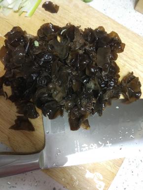 木耳提前一晚上泡发，控干水分，切小块