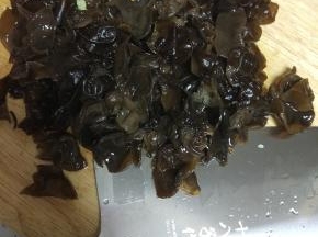 木耳提前一晚上泡发，控干水分，切小块