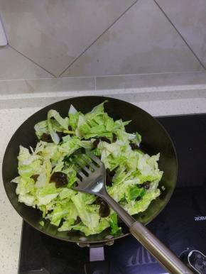 锅内放油放入葱姜蒜爆香，加入木耳进行翻炒