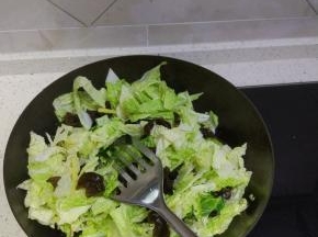 锅内放油放入葱姜蒜爆香，加入木耳进行翻炒