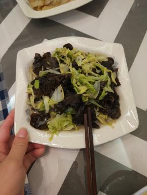 加入白菜，放入适量的盐、酱油、醋进行调味，拌匀之后关火出锅