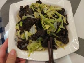 加入白菜，放入适量的盐、酱油、醋进行调味，拌匀之后关火出锅