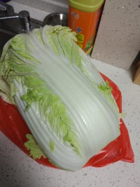 大白菜洗干净，将白菜叶和白菜帮,切好之后分开盛放