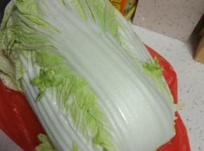 大白菜洗干净，将白菜叶和白菜帮,切好之后分开盛放