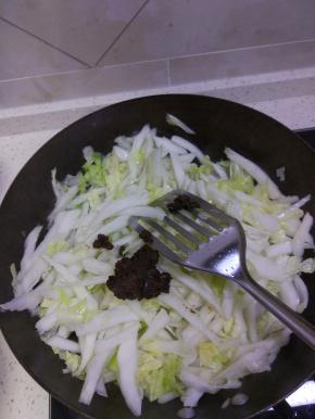 锅加热之后放油，一次放入葱姜蒜，爆香之后放入白菜帮，稍微炒软之后加入两勺酱