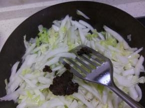 锅加热之后放油，一次放入葱姜蒜，爆香之后放入白菜帮，稍微炒软之后加入两勺酱