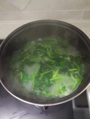 菠菜摘洗干净,过热水捞出控干水分备用