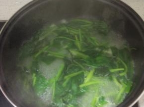 菠菜摘洗干净,过热水捞出控干水分备用