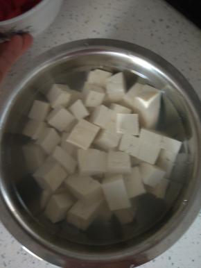 豆腐切块，放入凉水中进行浸泡