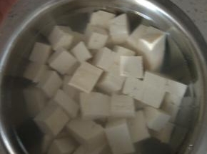 豆腐切块，放入凉水中进行浸泡