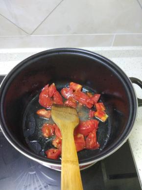 国内放油，加入葱蒜适量，加入西红柿，放盐，将西红柿炒软出水